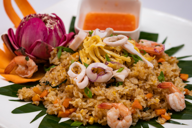 Bay Char Kroeung Samut-Fried Rice Seafood vegetable And Egg