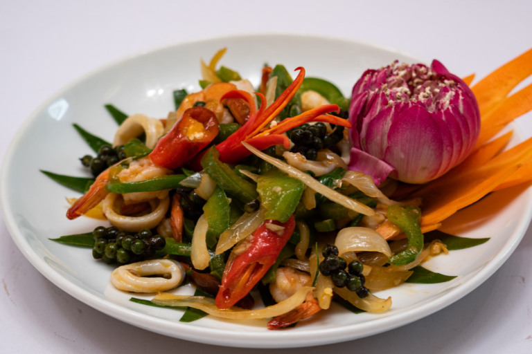Char Kroeung Sak Mut Mrach khjey-Fried Seafood Kom Pot Pepper Spicy