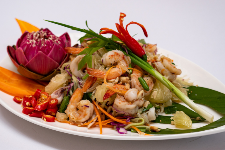 Nhoam Kroch Thlong Kroueng Sakmut-Pomelo Salad with Seafood and Fresh Vegetable
