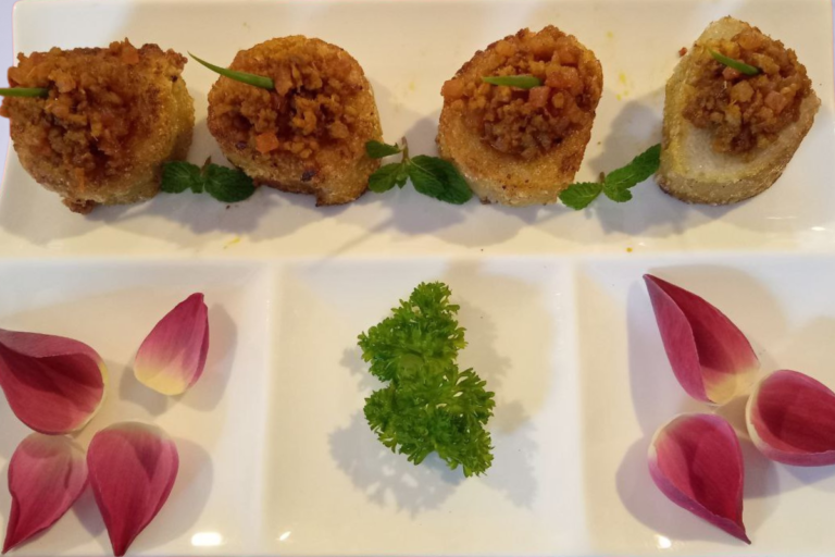 Num AnSorm khmer Bom Pong-Sticky Rice Cake with Pork