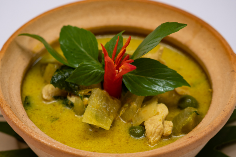 Som Lor Curry kheav Sach Mon-Green Curry Spicy Soup with Chicken