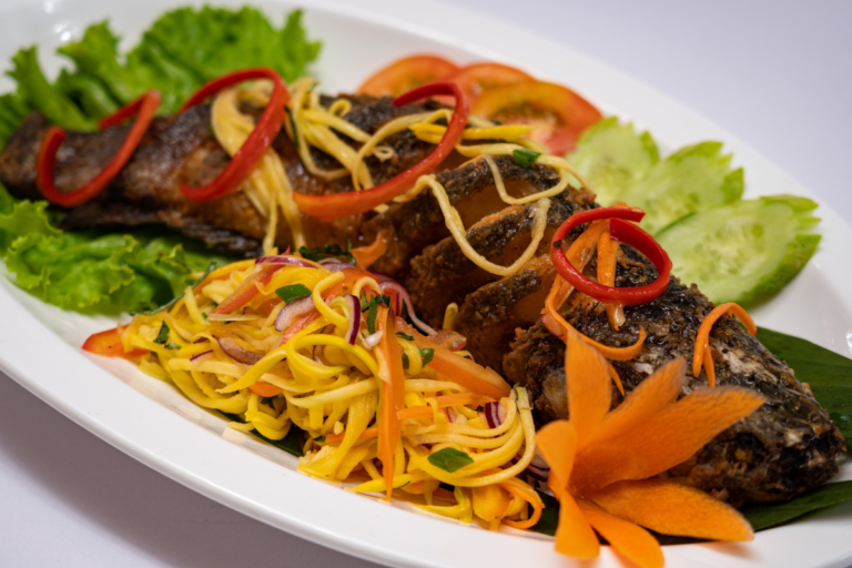 Trey Bom Phong Chhrok Svay-Deep Fried whole Fish with Mango Salad